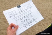Volunteers work to lay out the design of a human banner on a beach in San Francisco on March 27, 2026. The “No Kings” protests drew thousands of people across the city as part of a nationwide day of action opposing President Donald Trump’s administration. The rallies were among thousands held across the United States, with demonstrators raising concerns about what they describe as threats to free speech, voting rights, and the war in Iran.