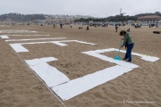 Volunteers work to lay out the design of a human banner on a beach in San Francisco on March 27, 2026. The “No Kings” protests drew thousands of people across the city as part of a nationwide day of action opposing President Donald Trump’s administration. The rallies were among thousands held across the United States, with demonstrators raising concerns about what they describe as threats to free speech, voting rights, and the war in Iran.