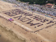 Volunteers form a human banner on a beach in San Francisco on March 27, 2026. The “No Kings” protests drew thousands of people across the city as part of a nationwide day of action opposing President Donald Trump’s administration. The rallies were among thousands held across the United States, with demonstrators raising concerns about what they describe as threats to free speech, voting rights, and the war in Iran.